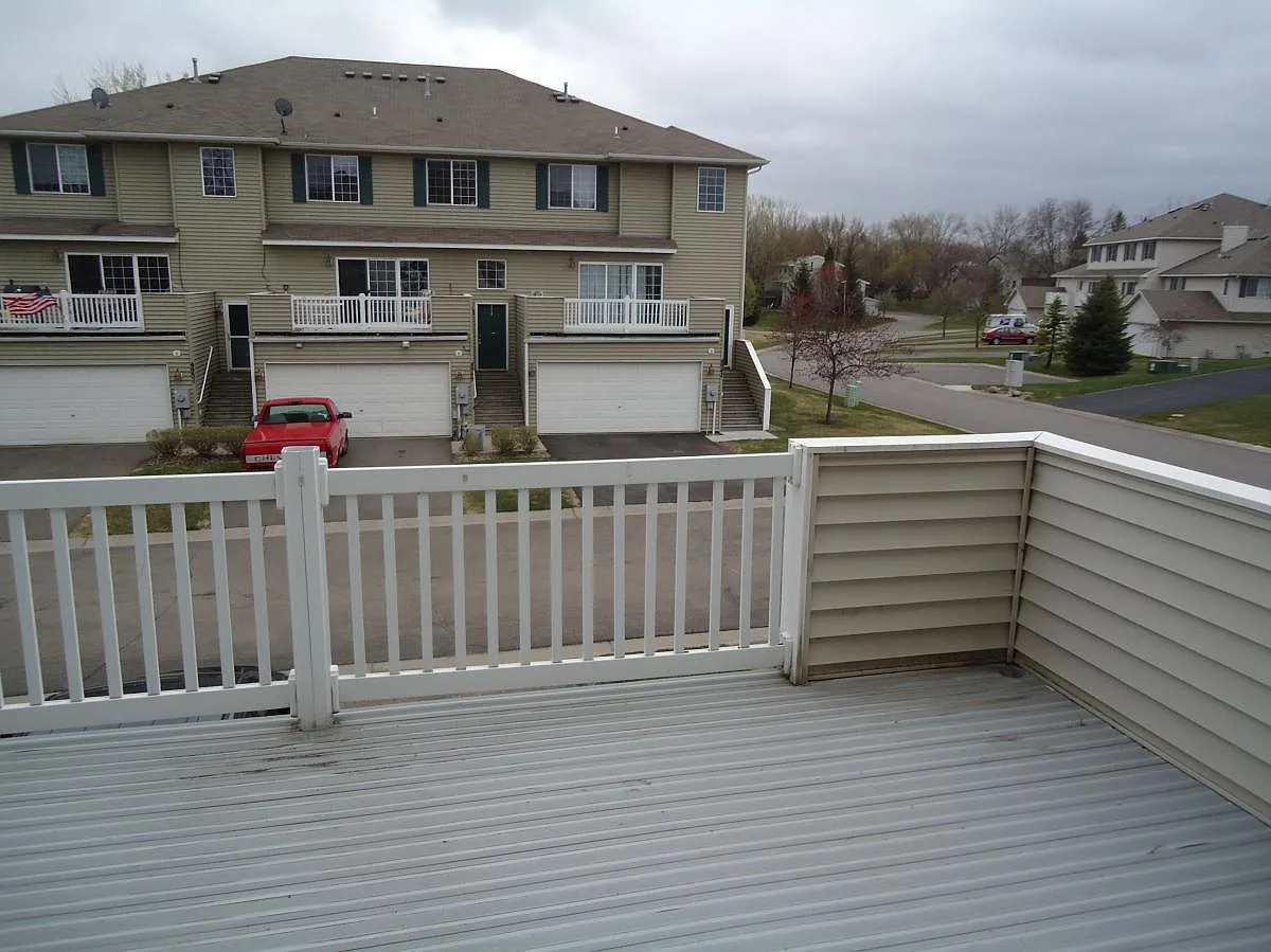 4963 Grenwich Avenue N — Photo 2