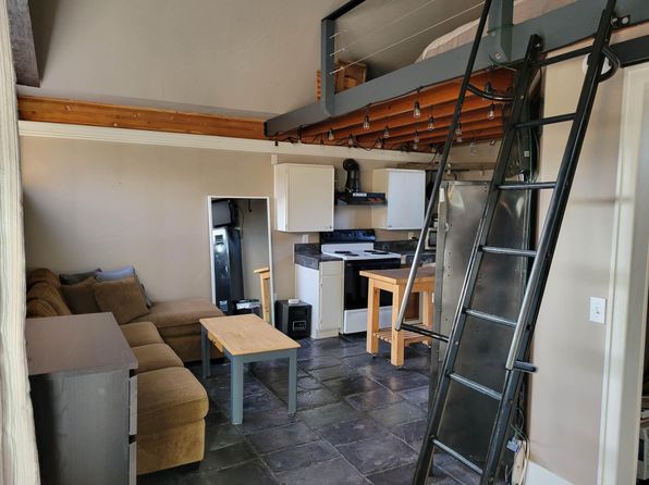 937 S 1st Ave #B, Mill City, OR 97360