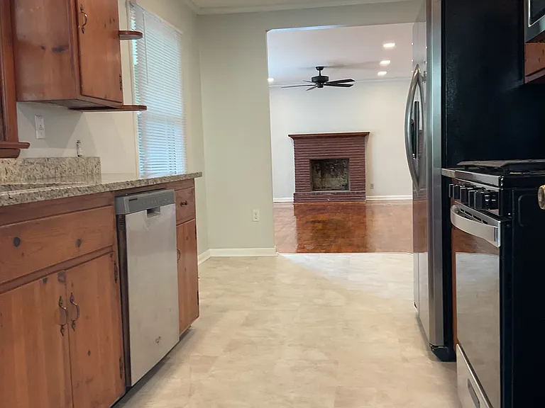 826 E Lakeside Dr — Photo 2