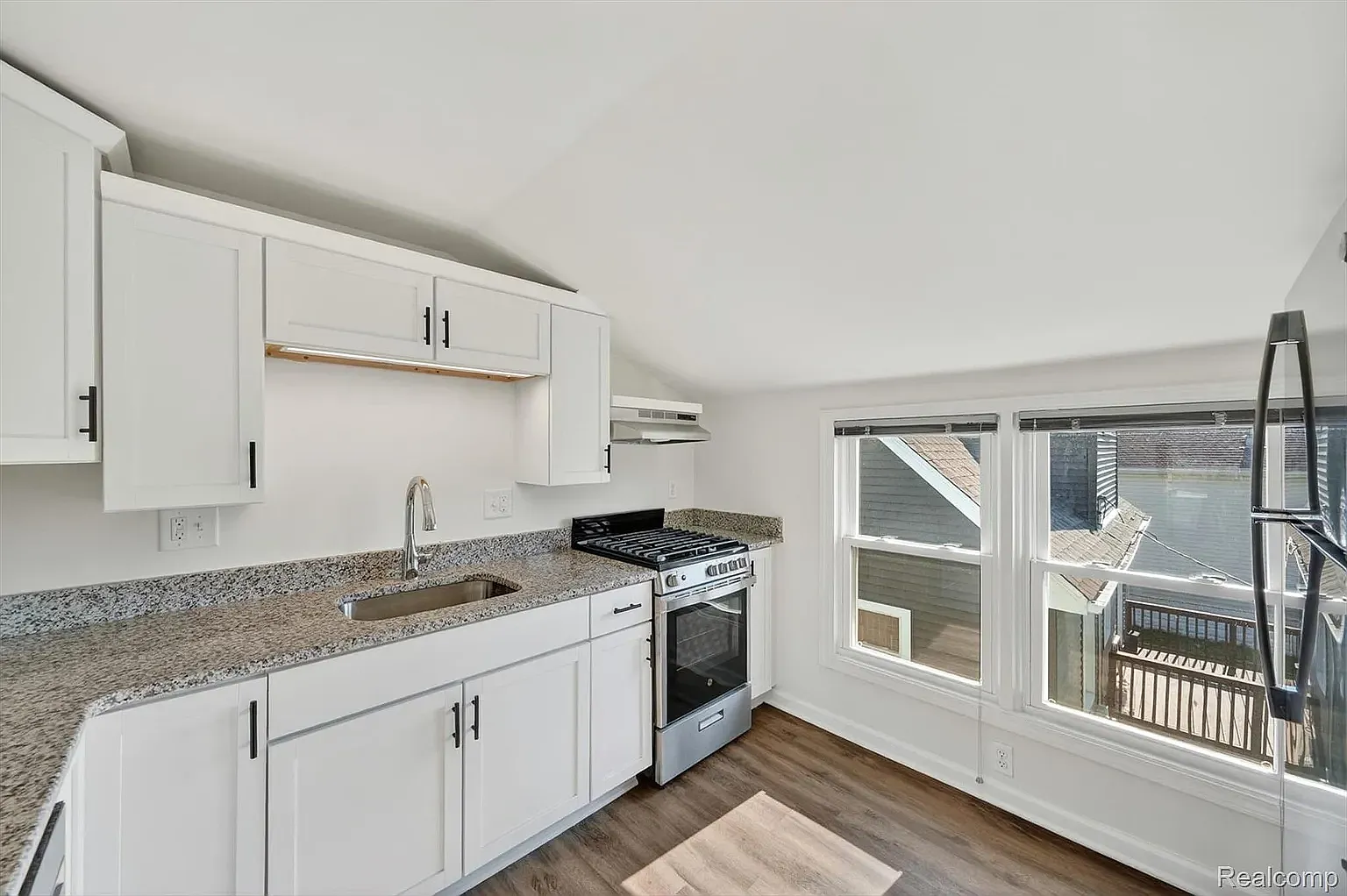 2 bed, 640 sqft, $1,300 — Photo 4