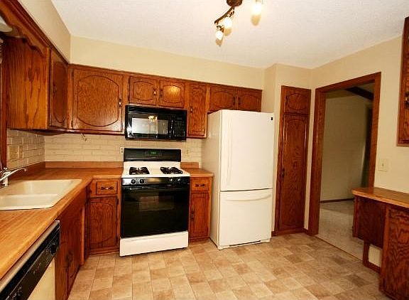 4th image of 1901 S Meadowwood Ct