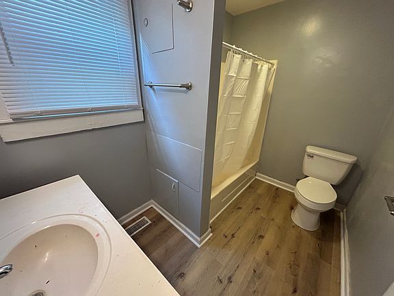 2nd image of 1007 W Iowa St