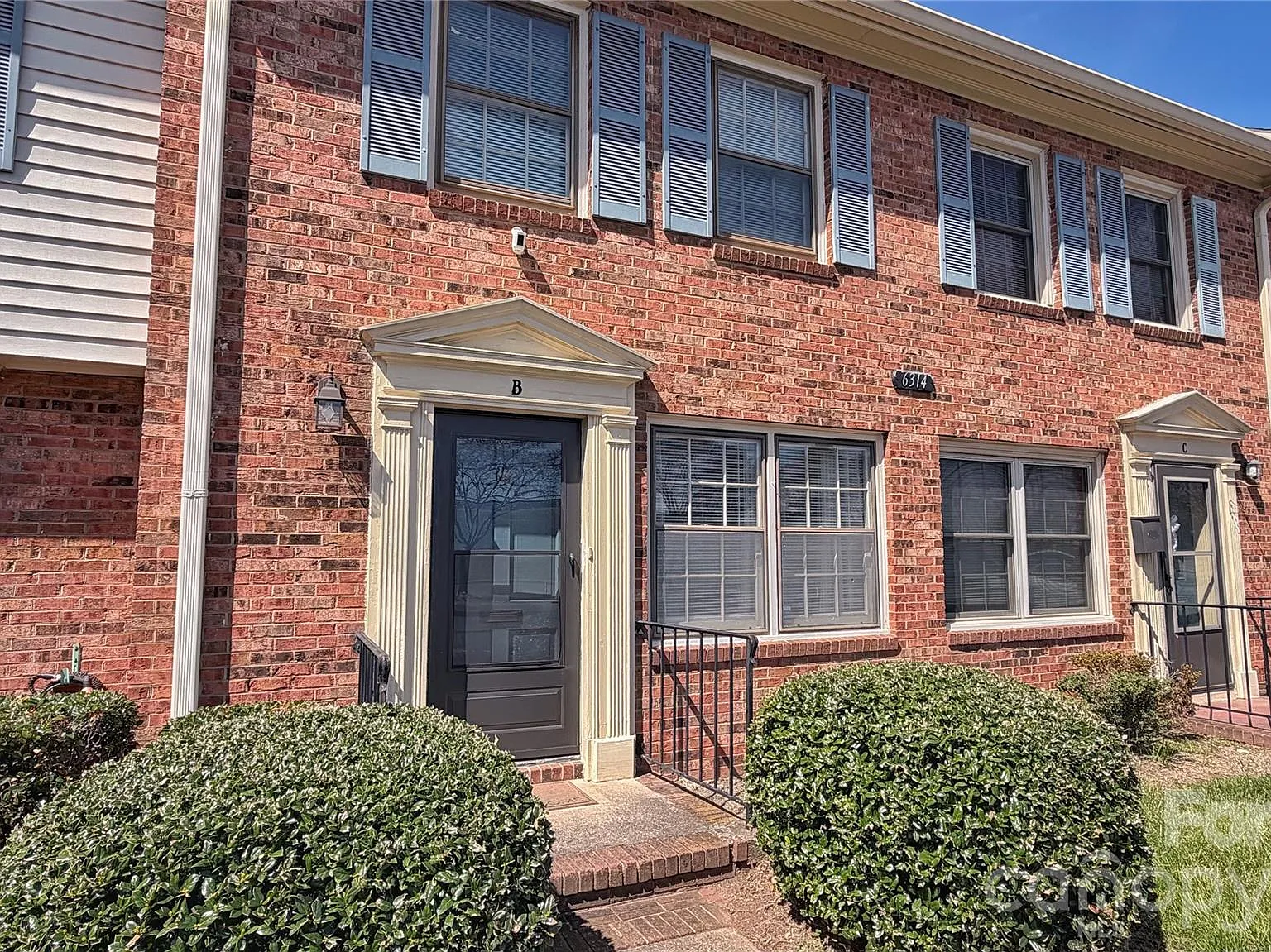 2 bed, 1.5 bath, 900 sqft, $1,600 — Photo 1