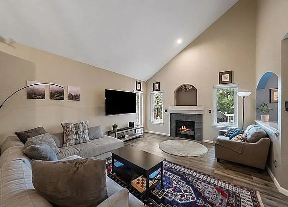 4 bed, 2384 sqft, $3,995 — Photo 4