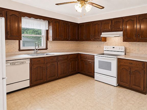 3rd image of 1282 Quaker St