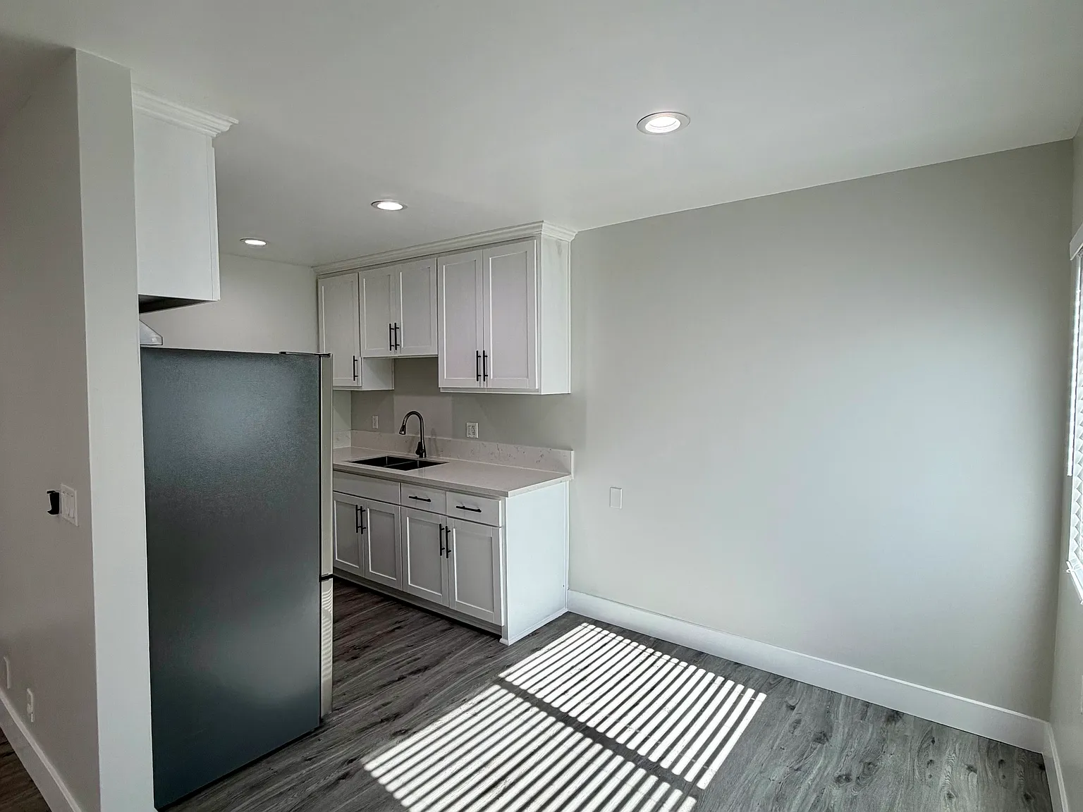 2 bed, 820 sqft, $2,300 — Photo 2