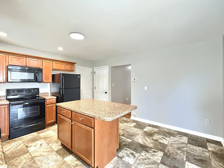 1676 Taylor Dr — Photo 6
