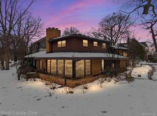 8675 Nadine Ave, Huntington Woods, MI 48070