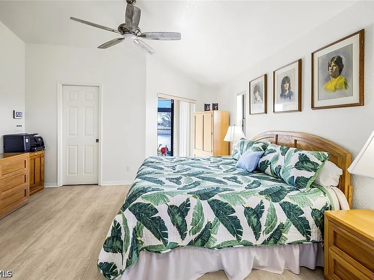 2556 SW 28th Pl — Photo 15