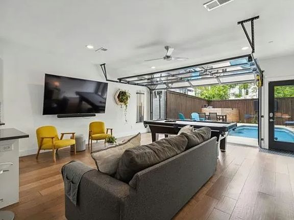 5th image of 4413 Roseland Ave
