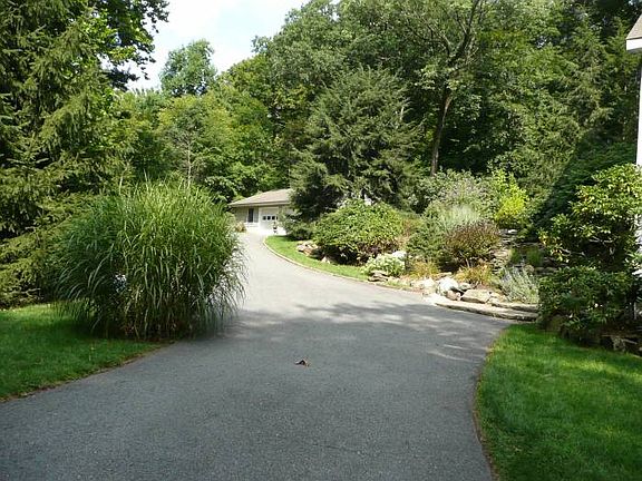 Driveway/2car garage