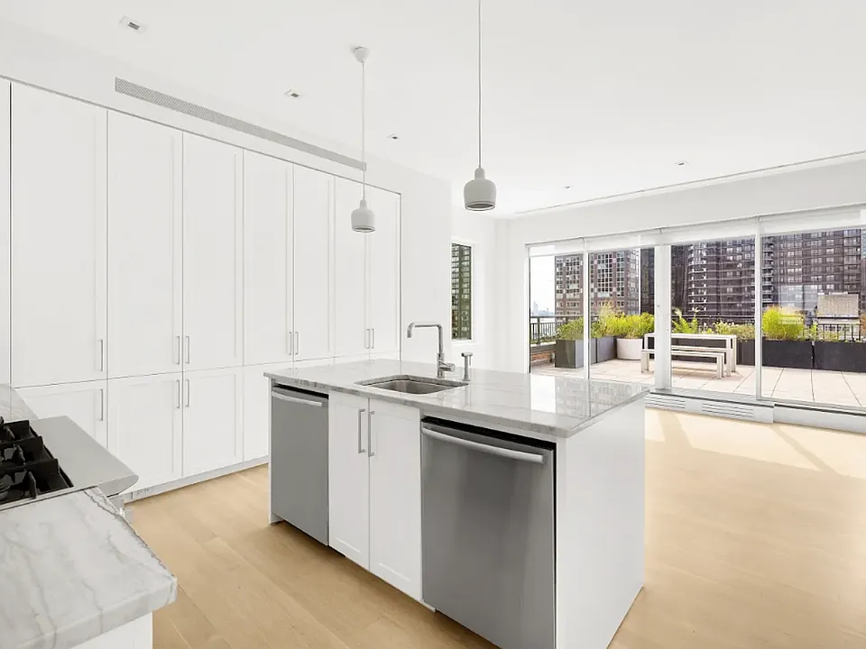 340 E 51st St #PHB