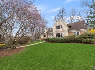 16 Patricia Ct, Ridgewood, NJ 07450