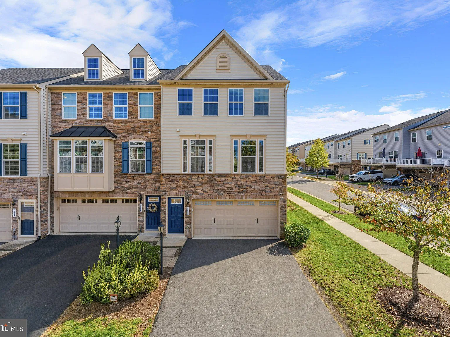 3 bed, 3.5 bath, 2418 sqft, $3,595 — Photo 1