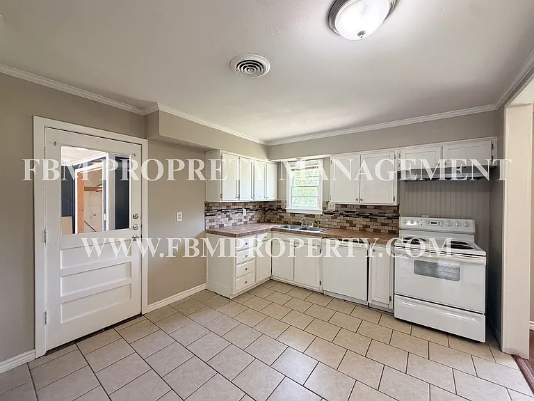 3015 Winfield Dr — Photo 5