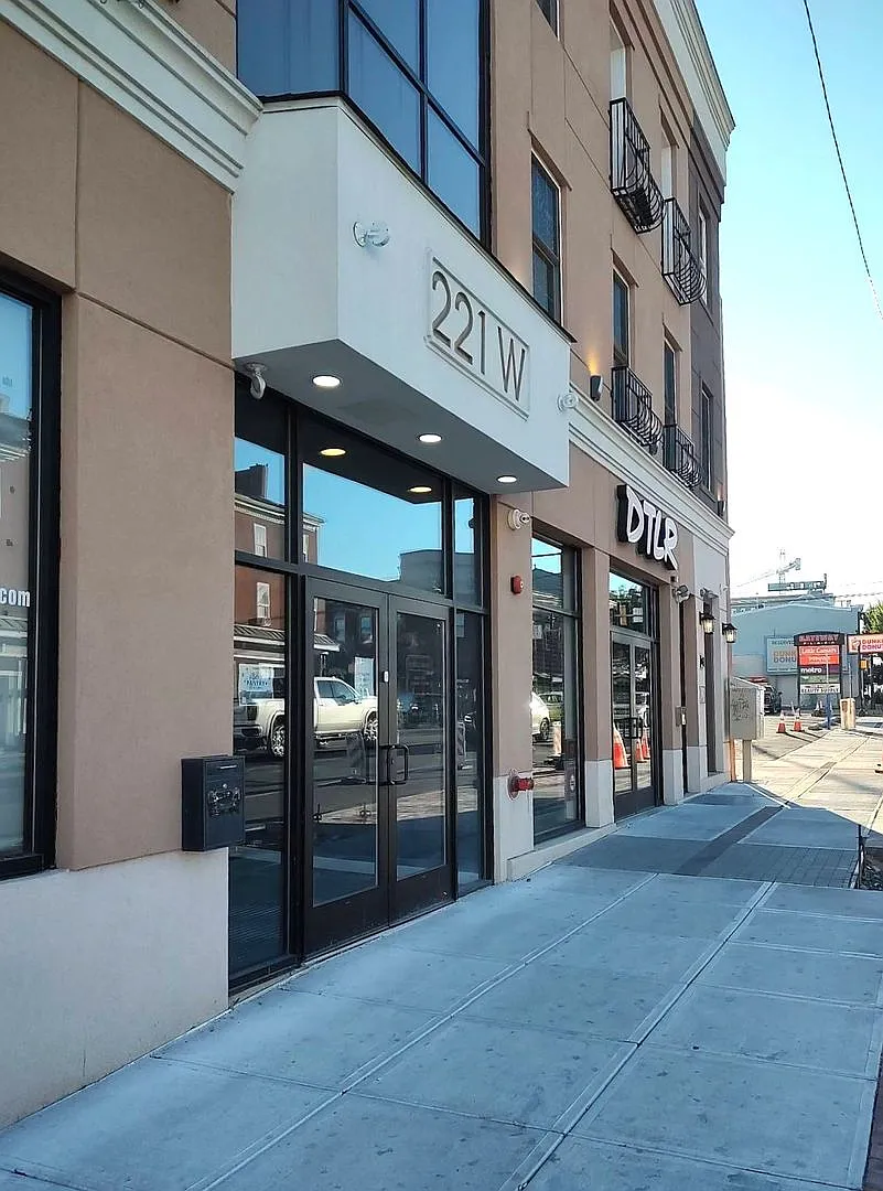 Main St W 221 — Photo 3