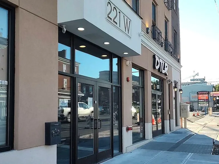 Main St W 221 — Photo 3
