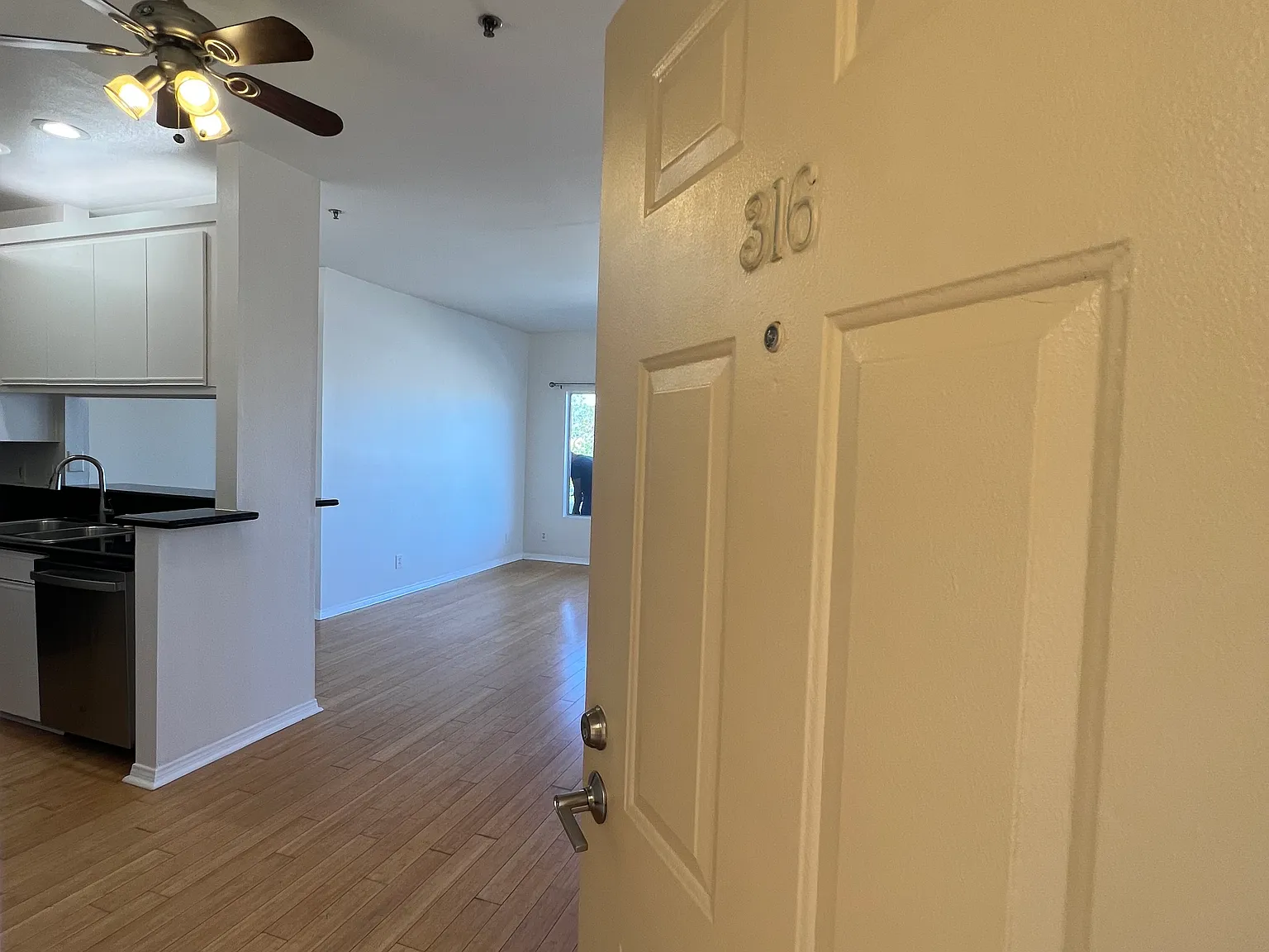 2 bed, 925 sqft, $3,650 — Photo 2