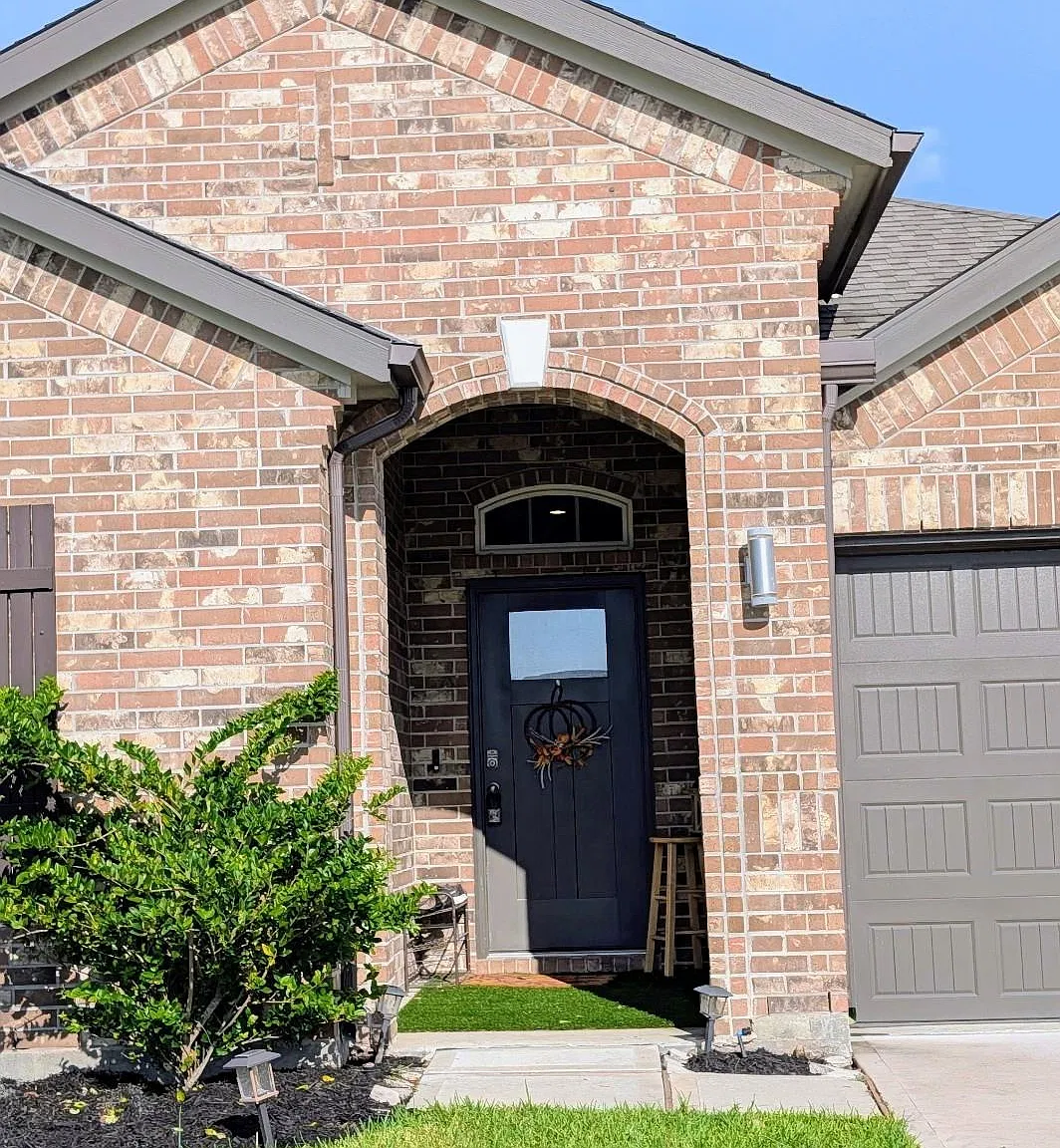 4 bed, 2.5 bath, 2733 sqft, $2,850 — Photo 2