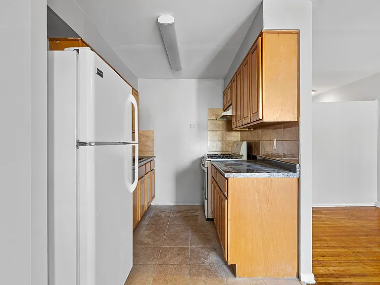 Majestic Court Apartments — Photo 4