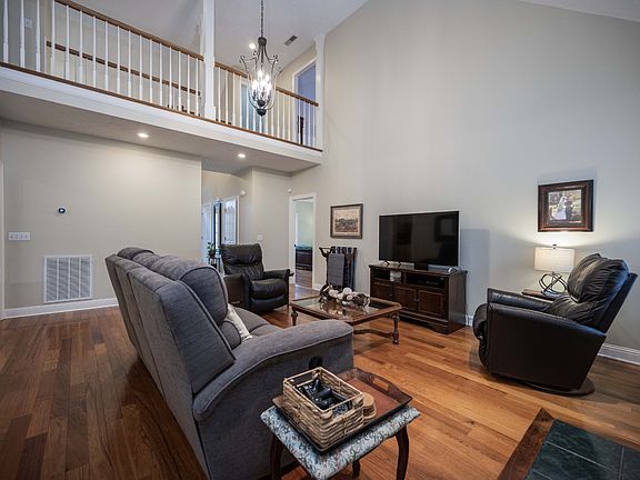 5th image of 302 Royal Glen Blvd