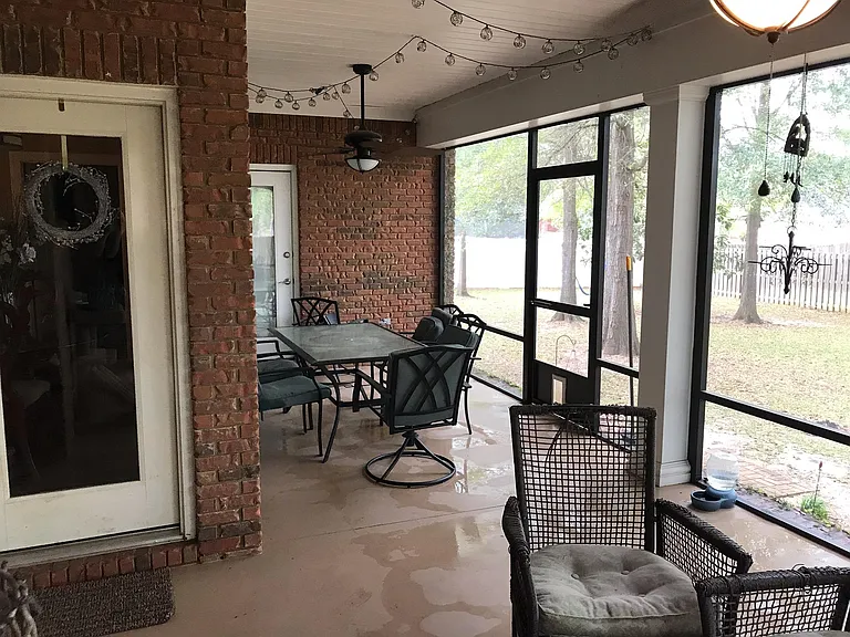 207 Gladstone Way — Photo 33
