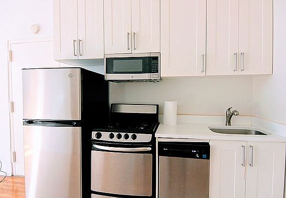 4th image of 323 E 88th St APT 1