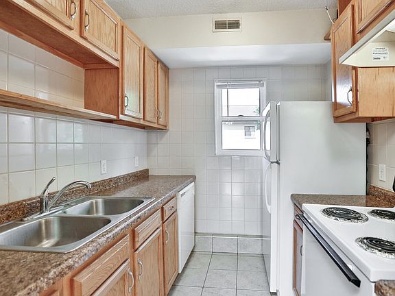 4th image of 837 15th Ave SE #2