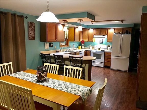 4th image of 93 Crestwood Cir