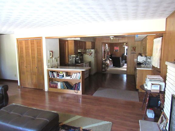 3rd image of 74 Hillcrest Dr
