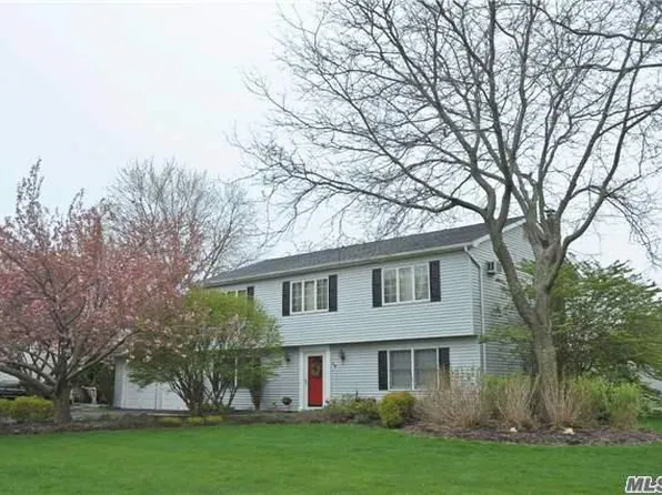 36 Oleeta Rd, Mount Sinai, NY 11766