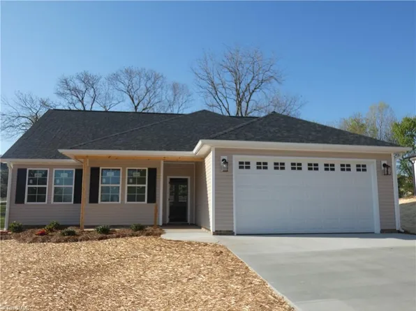 105 Hickory St, Yadkinville, NC 27055