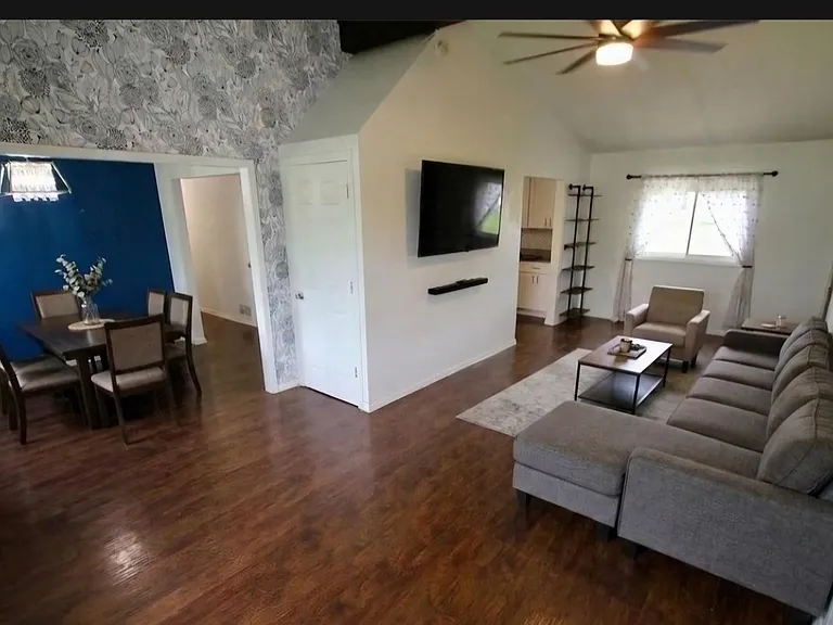 2042 Byron Dr — Photo 3