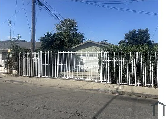 4 bed, 900 sqft, $4,200 — Photo 2
