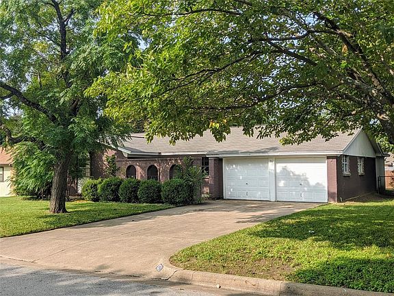 2nd image of 921 Livingston Dr