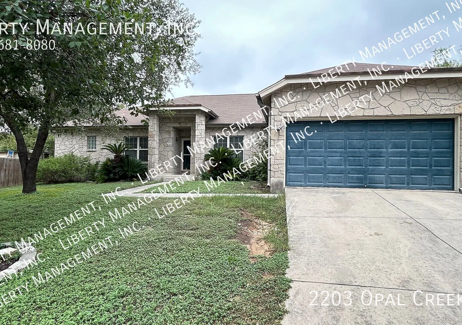 Beautiful 4 bedroom, 2 bath home near 1604. — Photo 1
