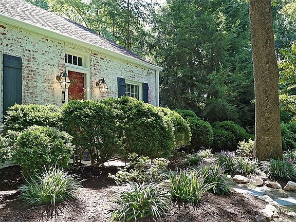 3rd image of 800 Twyckenham Dr