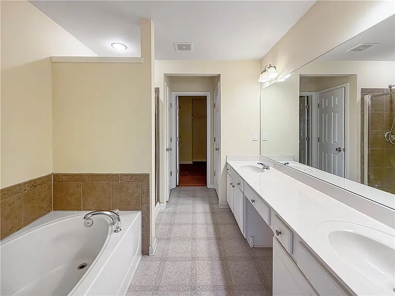 2380 Fairlie Dr — Photo 16