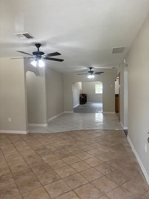 5 bed, 2539 sqft, $2,800 — Photo 2