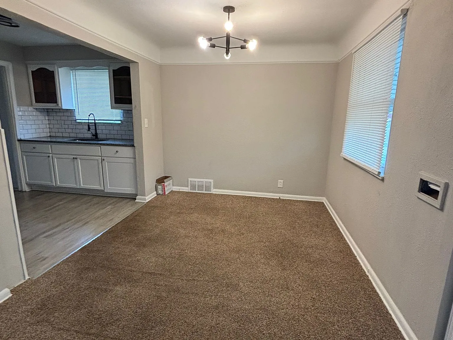 3 bed, 980 sqft, $1,600 — Photo 3