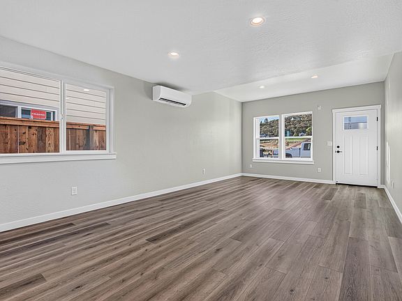 4th image of 944 Honey Bee St