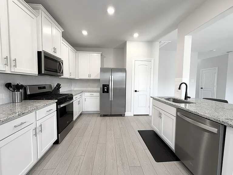 1205 Ginsburg Ln — Photo 6