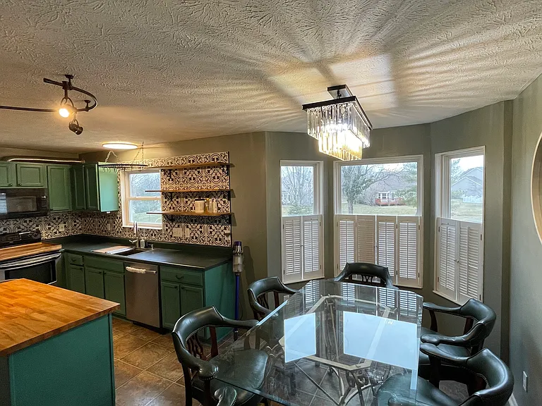 7740 Livingston Dr — Photo 2