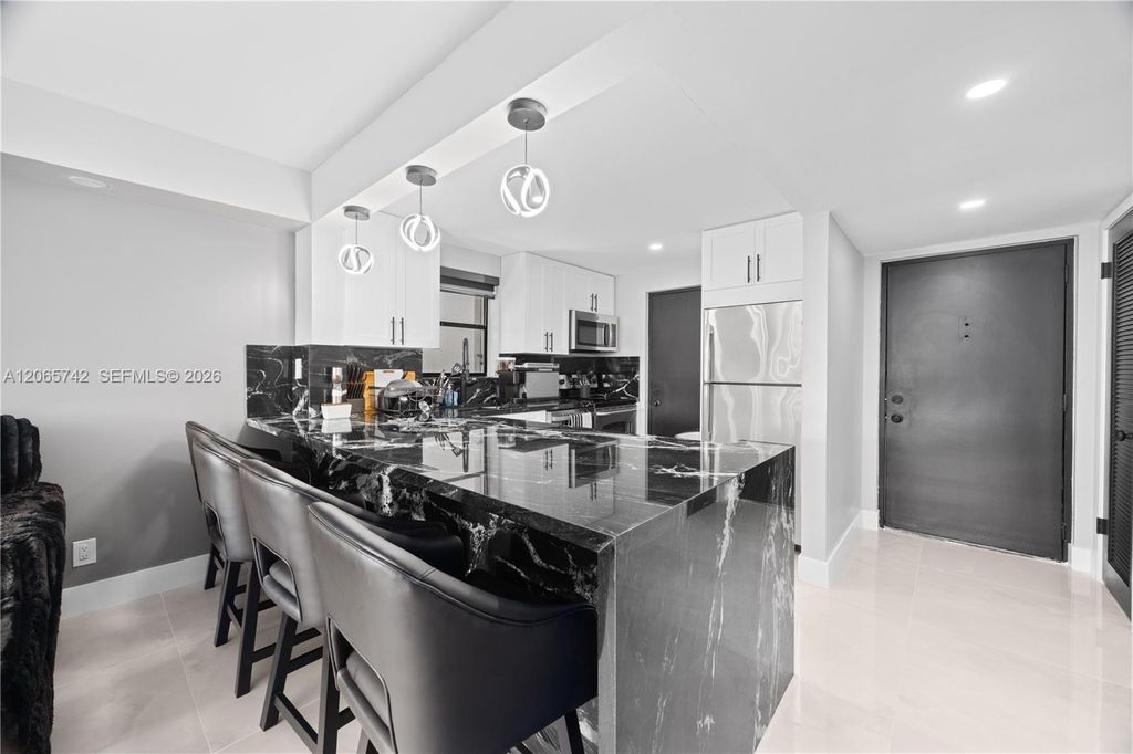 2302 S Cypress Bend Dr APT 306, Pompano Beach