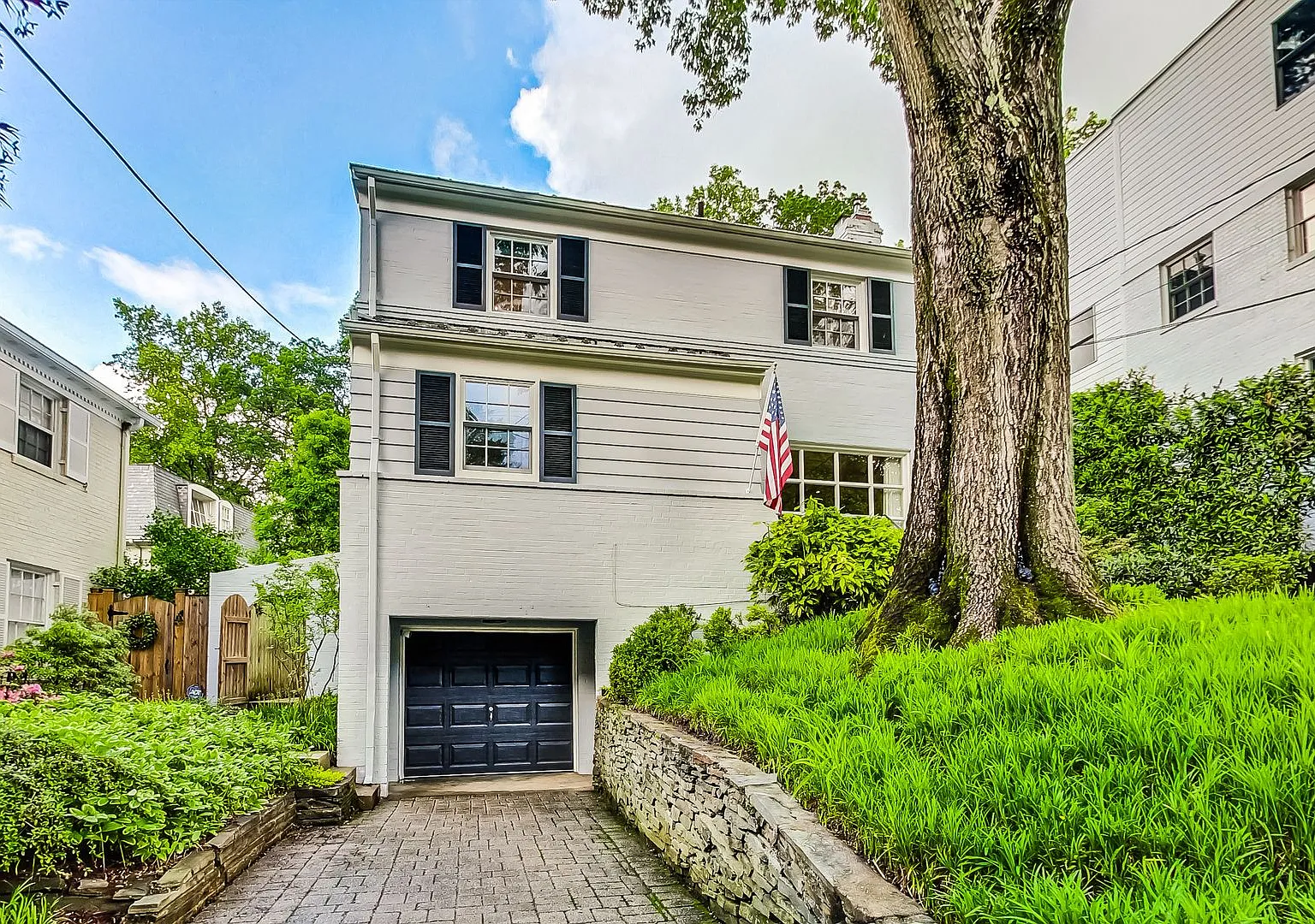 Stunning 4 bed + 2 full & 2 1/2 bath Classic in NW DC — Photo 2