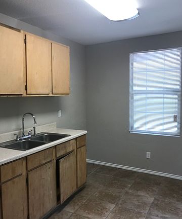 3rd image of 936 Thompson Pl