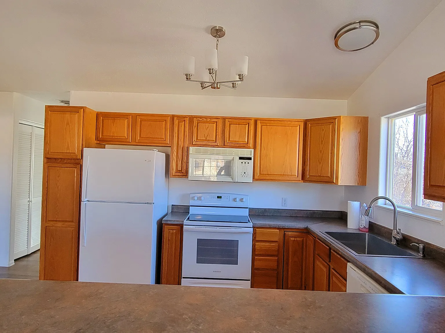 3 bed, 1090 sqft, $2,000 — Photo 2