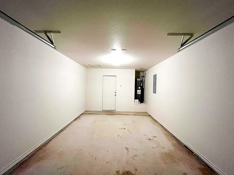 1515 Justin Loop #B — Photo 34