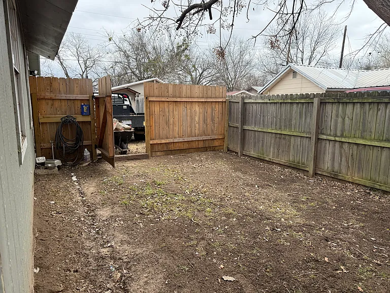 590 E College St — Photo 11