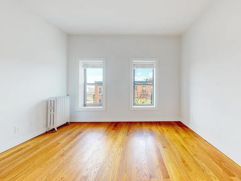 661 Henry St #3R — Photo 4